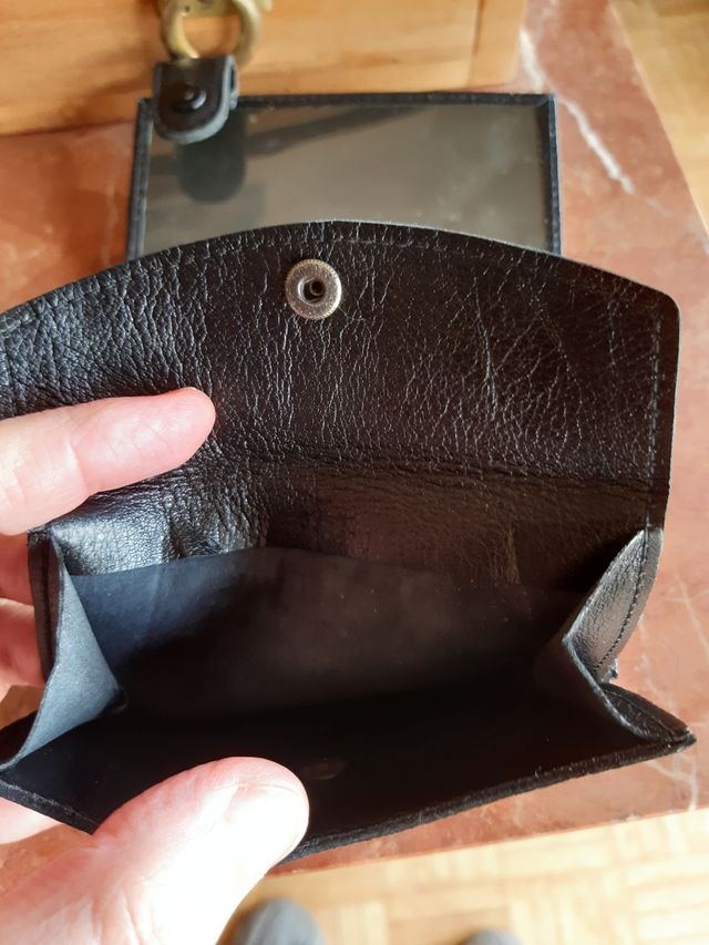 Billetera Piel Marrón muy oscuro.