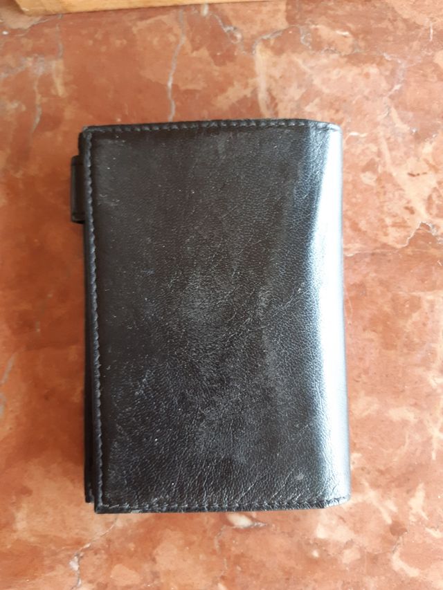 Billetera Piel Marrón muy oscuro.