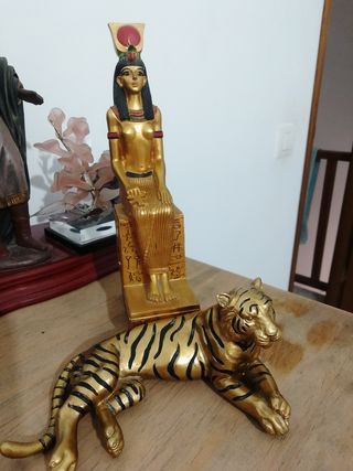Cleopatra y tigre dorado