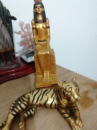 Cleopatra y tigre dorado