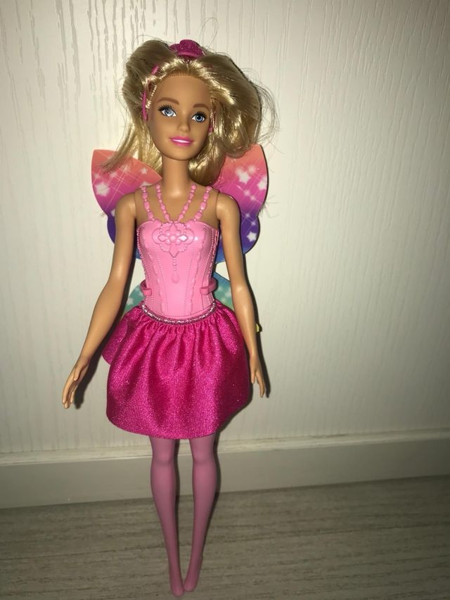 Barbie hada con alas arcoiris