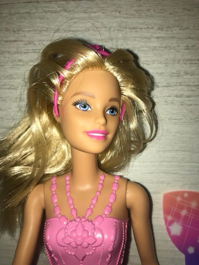 Barbie hada con alas arcoiris