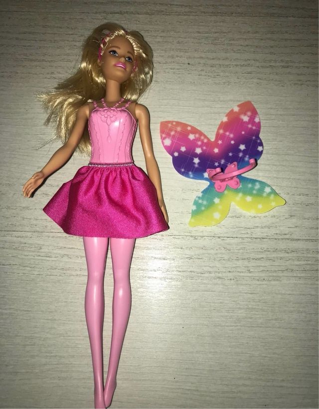 Barbie hada con alas arcoiris