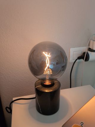 Luz de mesa de mármol negro