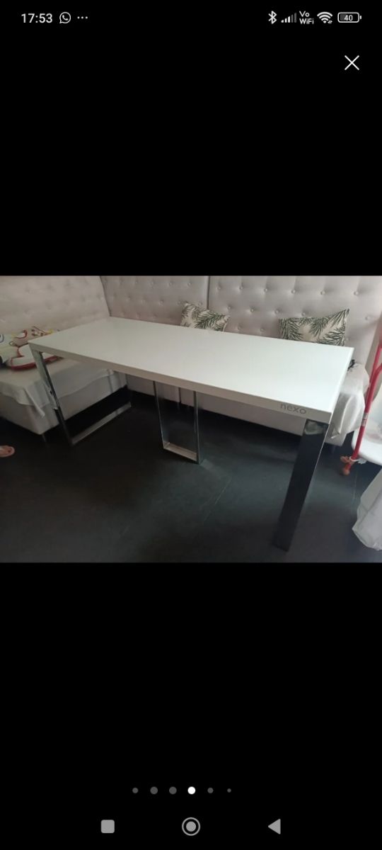 Mesa blanca de cocina - metal