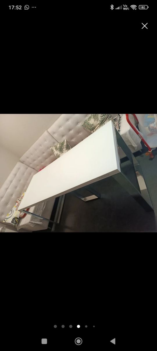 Mesa blanca de cocina - metal