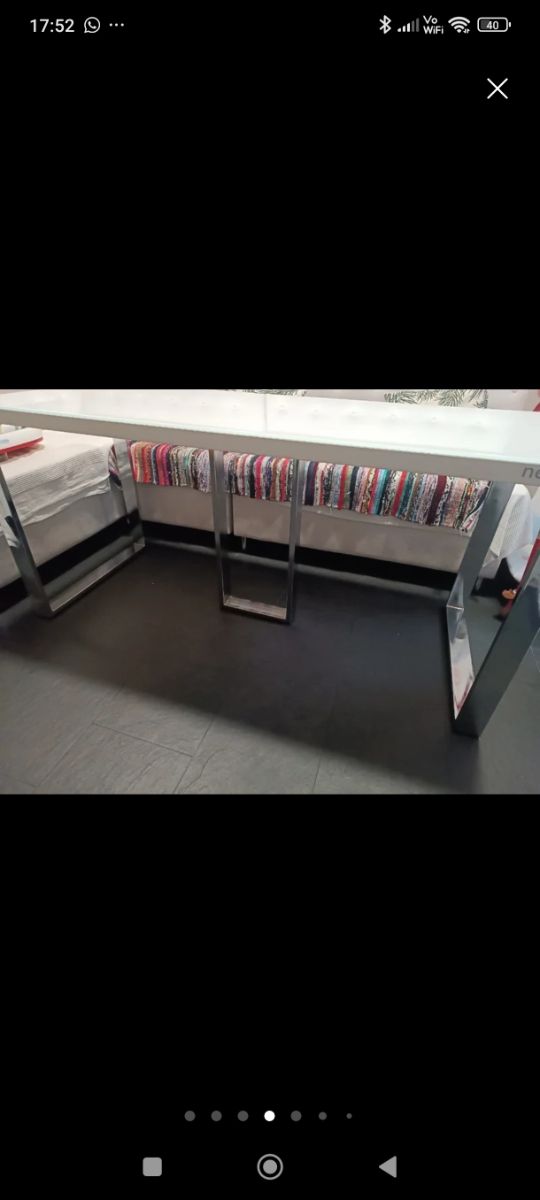 Mesa blanca de cocina - metal