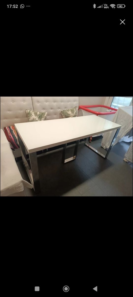 Mesa blanca de cocina - metal