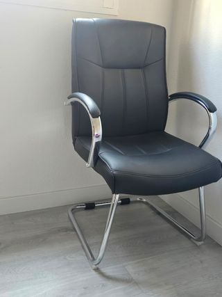 Silla oficina negra sin ruedas.