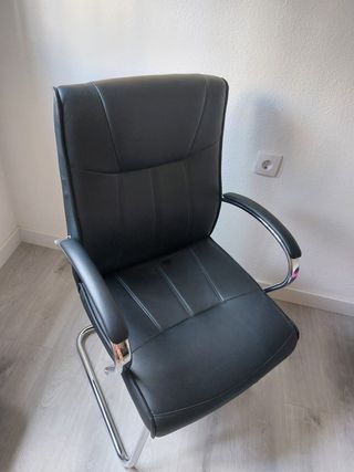 Silla oficina negra sin ruedas.