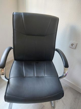 Silla oficina negra sin ruedas.