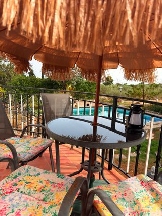 Mesa y sillas terraza + parasol