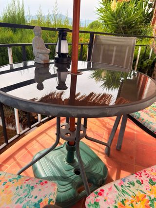 Mesa y sillas terraza + parasol
