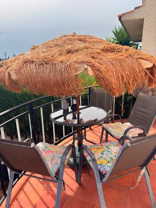 Mesa y sillas terraza + parasol