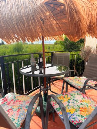 Mesa y sillas terraza + parasol