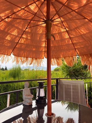 Mesa y sillas terraza + parasol