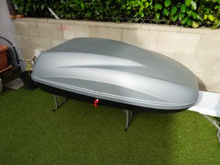 Cofre techo coche gris pequeño.