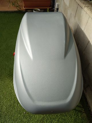 Cofre techo coche gris pequeño.