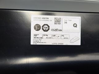 Cofre techo coche gris pequeño.