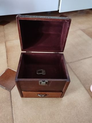 Baúl antiguo madera plateado.