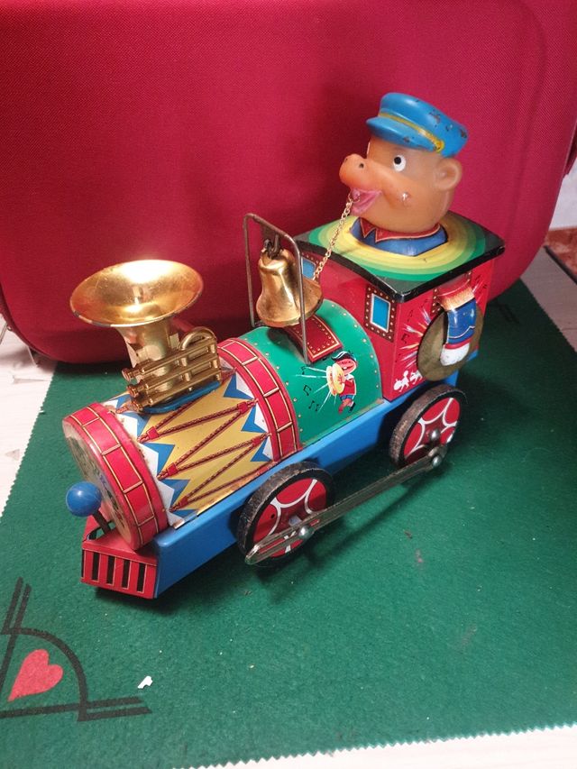 Tren musical antiguo de hojalata