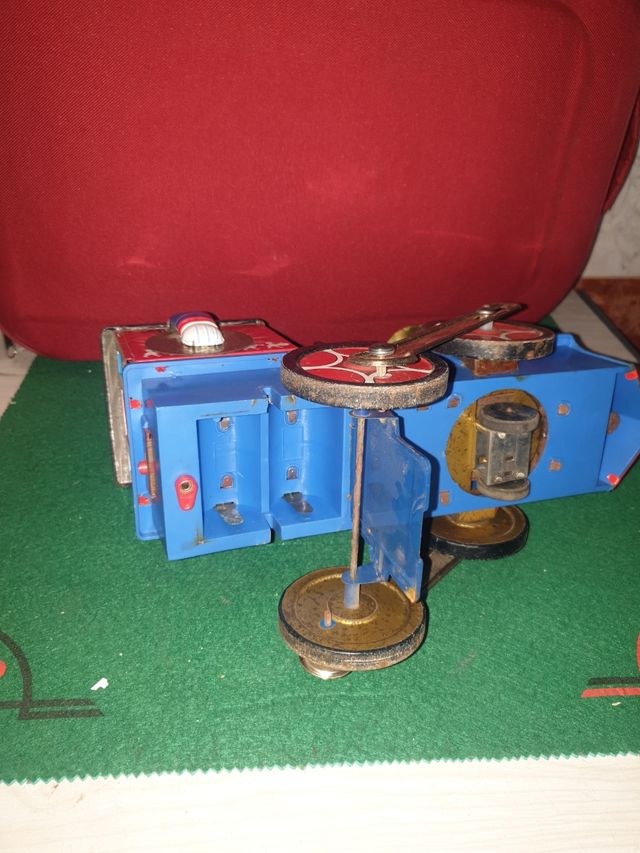 Tren musical antiguo de hojalata