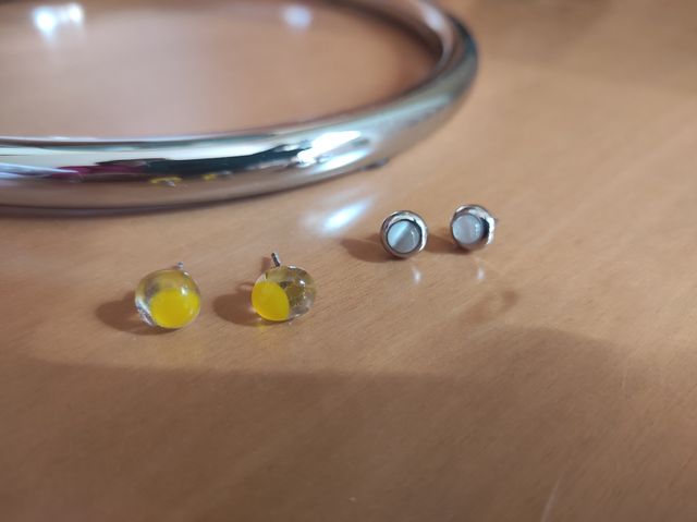 Dois pares de brincos