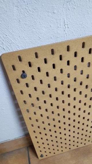 Panel perforado Skadis Ikea beige de 56 x 56. 