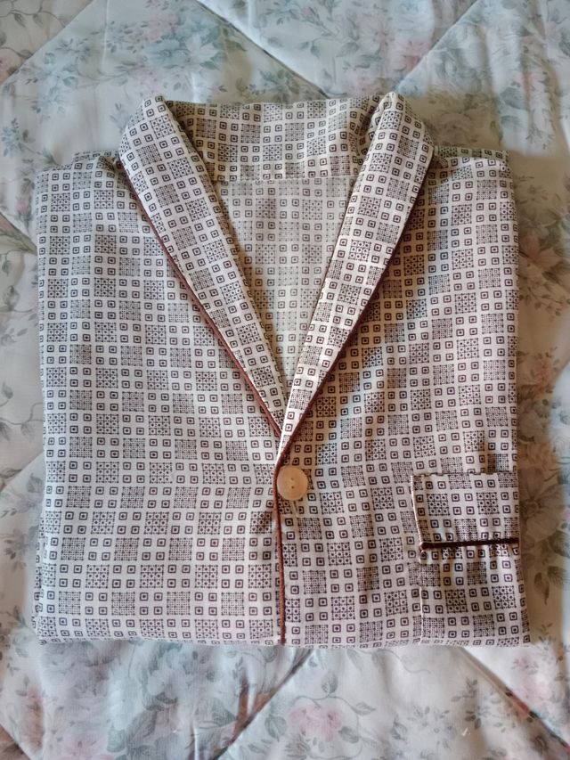 Pijama hombre beige y marrón,