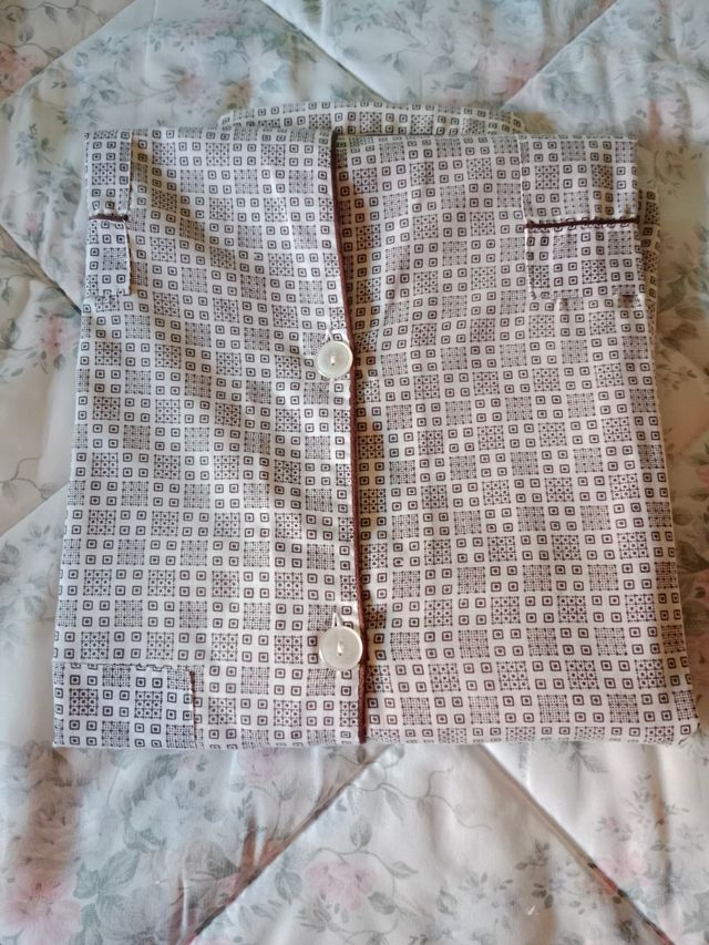 Pijama hombre beige y marrón,