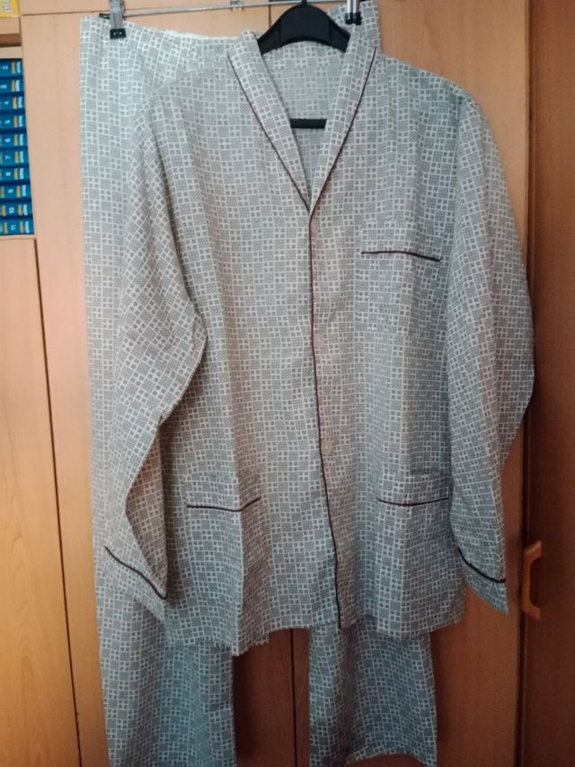 Pijama hombre beige y marrón,