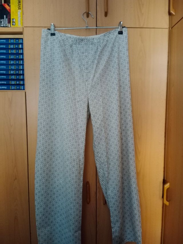 Pijama hombre beige y marrón,