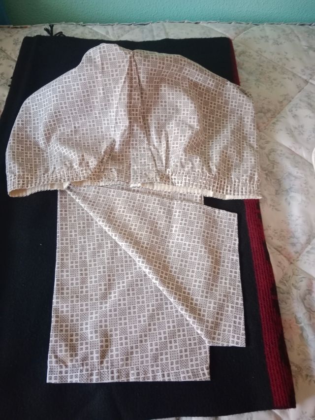 Pijama hombre beige y marrón,