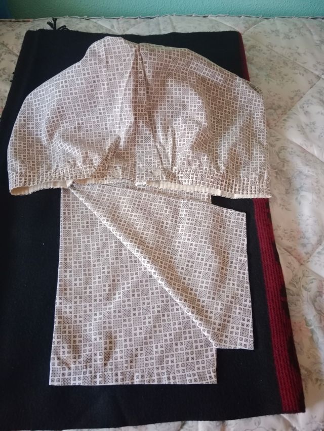 Pijama hombre beige y marrón,