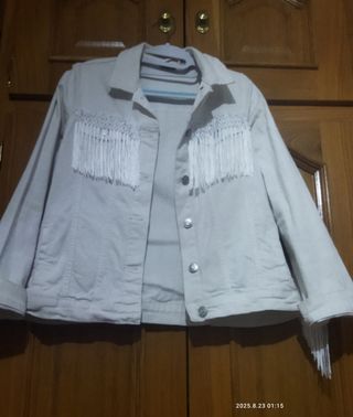 Cazadora vaquera blanca con flecos.