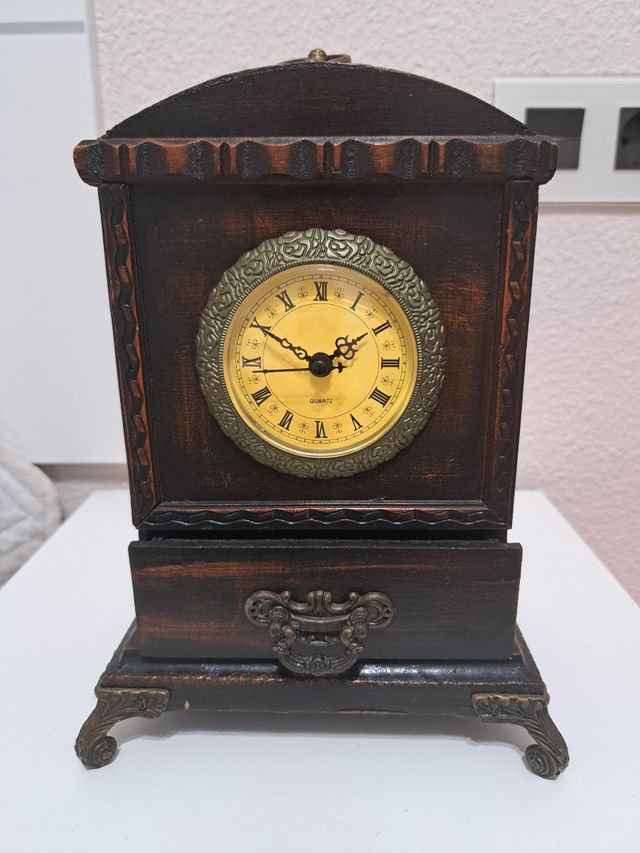 Reloj antiguo con cajón.