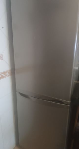 Frigorífico combi gris funciona 