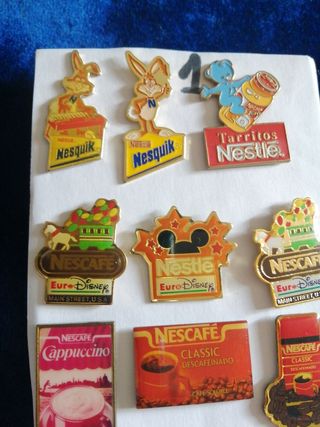 12 Pins Nestlé Nescafé  Nesquik