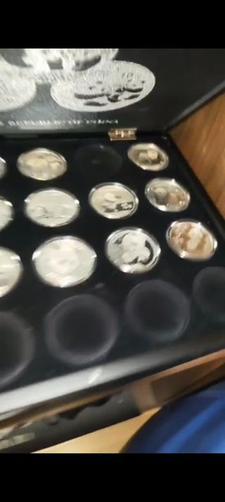 Lote de 4 monedas panda plata y una carta