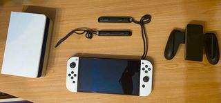 Nintendo Switch OLED bianco e nero + 3 giochi.