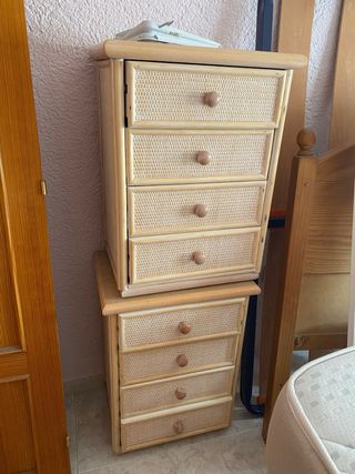 2 comodini in legno di vimini
