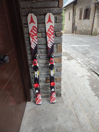 Esquís Atomic niño 130cm + fijaciones