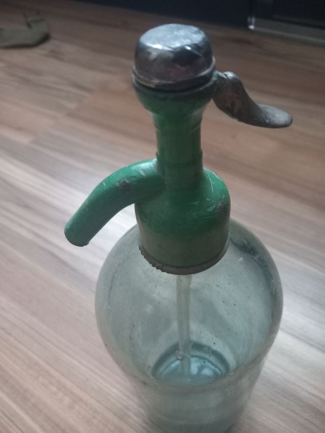 Sifón antiguo metálico