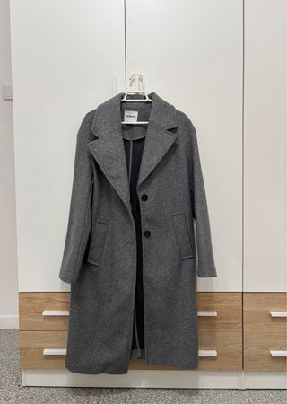 Abrigo Bershka gris 
