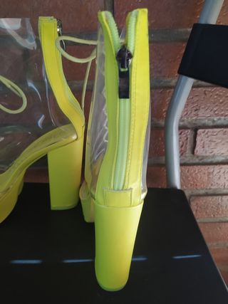 Botines amarillos transparentes -Nuevos