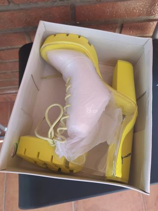 Botines amarillos transparentes -Nuevos