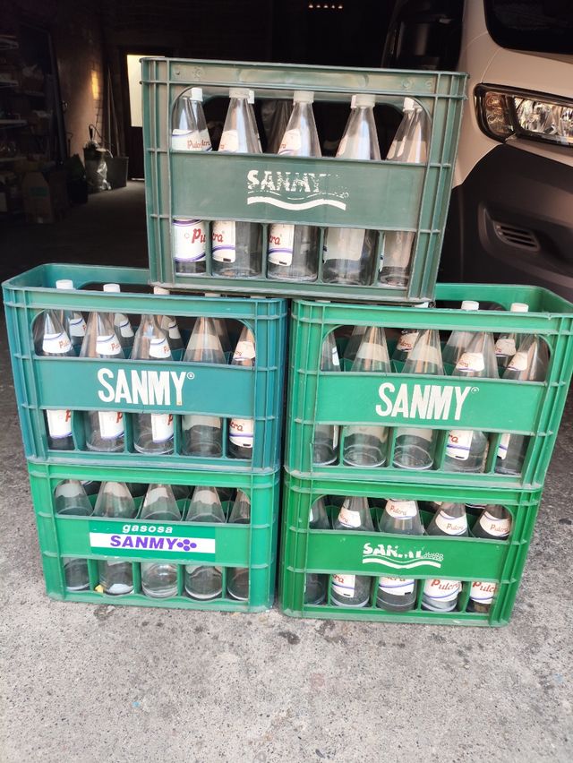 Cajas de plástico y botellas cristal de gaseosa