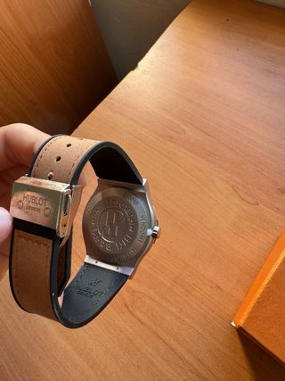 Reloj elegante marrón