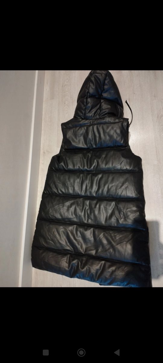 Chaleco acolchado negro.
