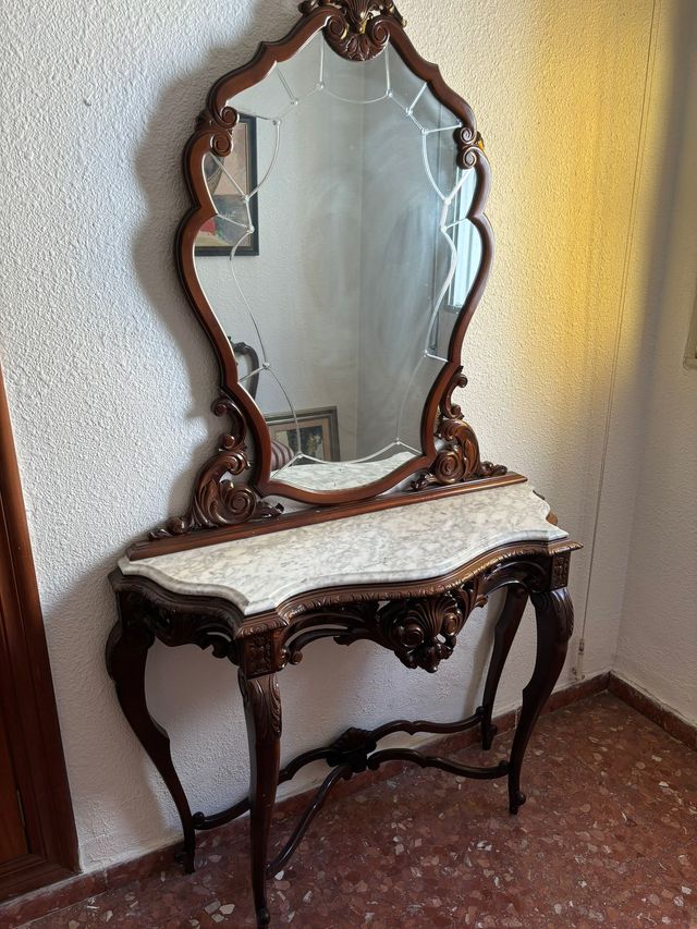 Recibidor madera-mármol con espejo